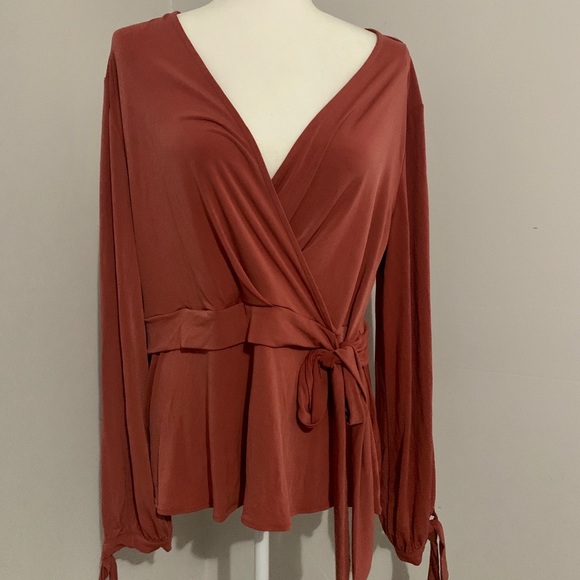 Jennifer Lopez Tops - Jennifer Lopez Faux Wrap Around Top w/ open sleeve